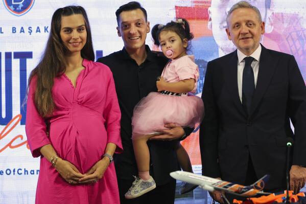 عکس مسعود اوزیل و فرزندانش