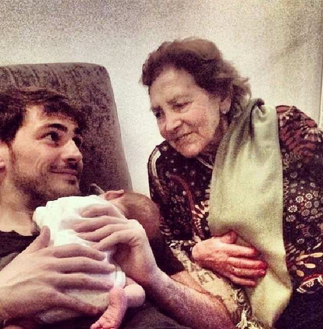 ایکر کاسیاس و مادرش