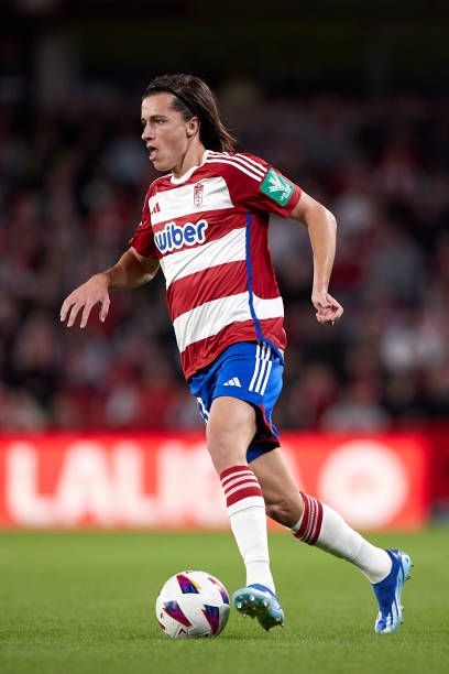 والپیپر آلوارو فرناندز فوتبالی 2025 والپیپر آلوارو فرناندز فوتبالی 2025