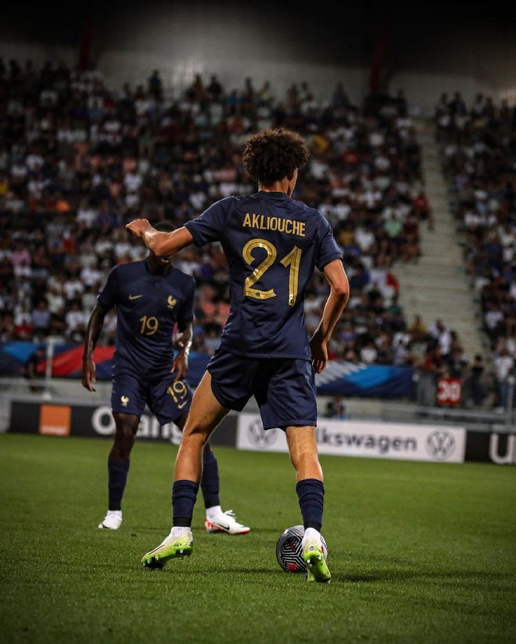 wallpaper Maghnes Akliouche