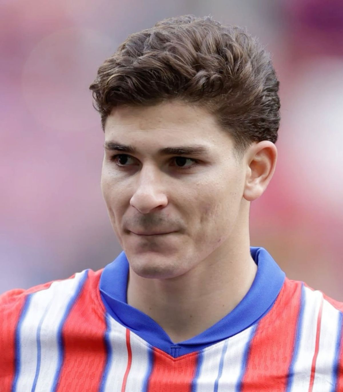 والپیپر جولیان آلوارز فوتبالی 2025 والپیپر جولیان آلوارز فوتبالی 2025