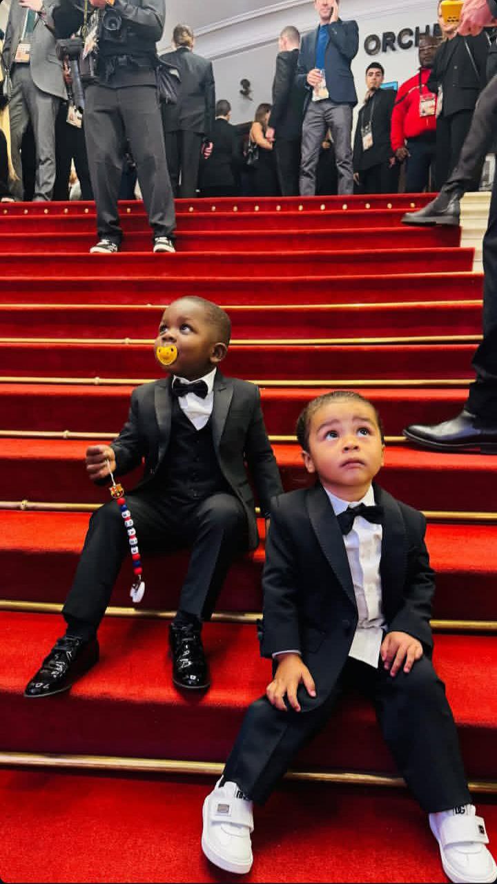 شیطنتهای برادر یامال در مراسم توپ طلا ۲۰۲۴ شیطنتهای برادر یامال در مراسم توپ طلا ۲۰۲۴