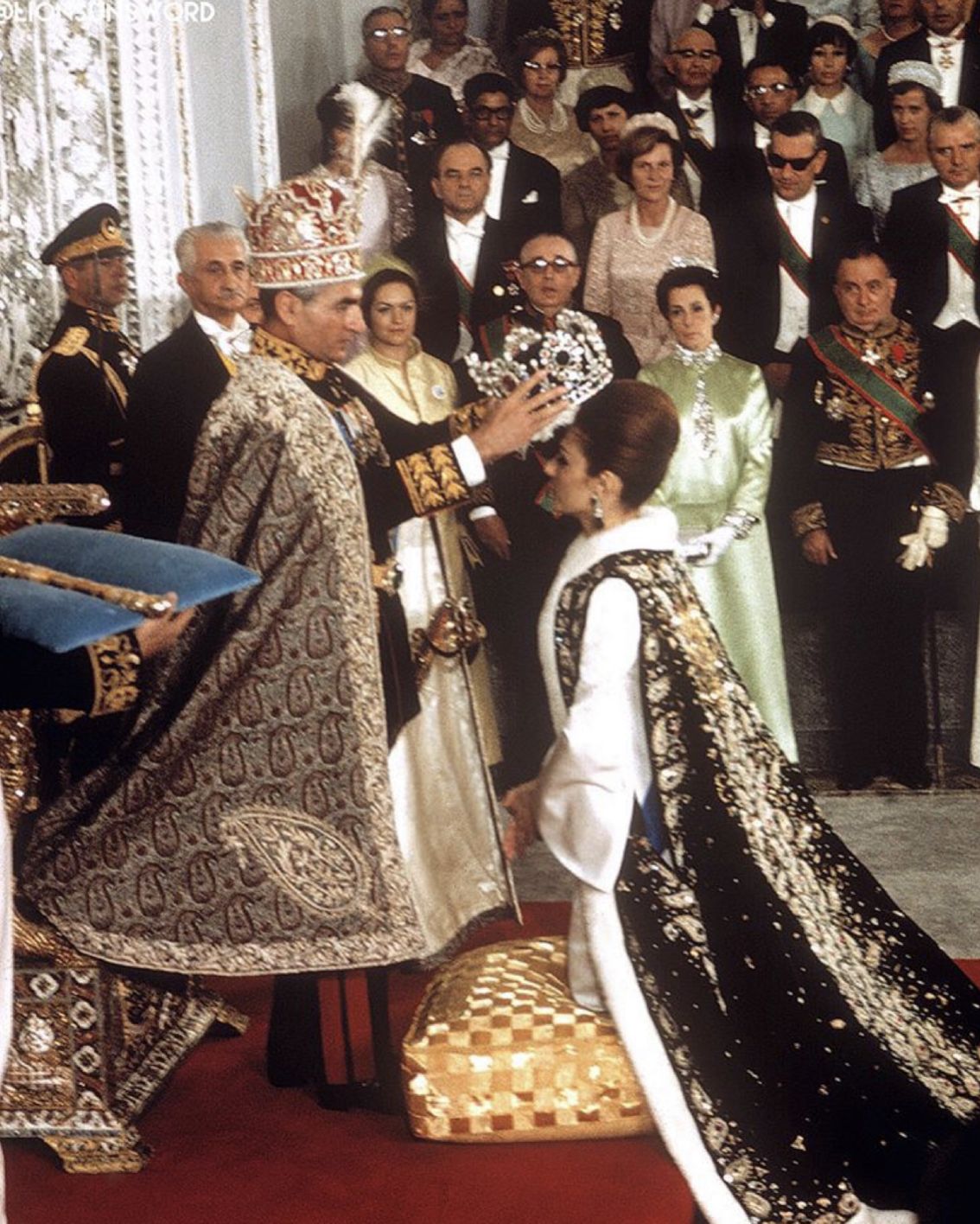 مراسم تاج گذاری فرح پهلوی و شاه  مراسم تاج گذاری فرح پهلوی و شاه