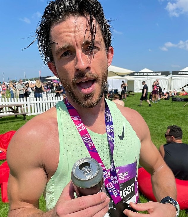 جاناتان بیلی مرد جذاب سال ۲۰۲۵