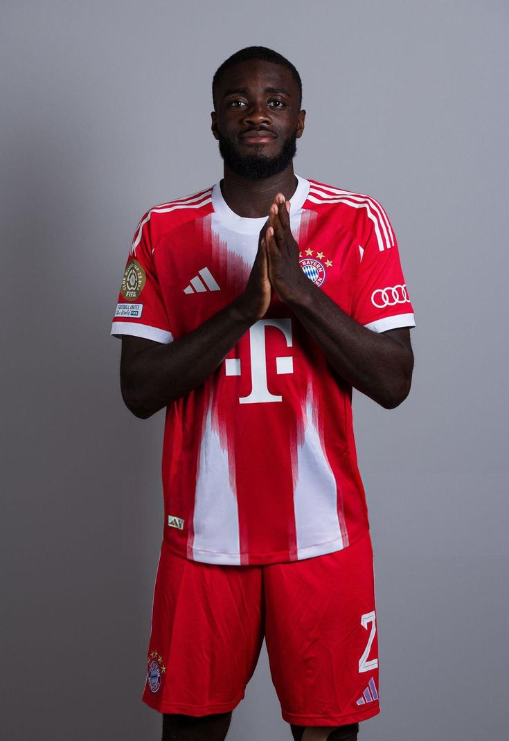 اوپامکانو نامزد بهترین مدافع 2025