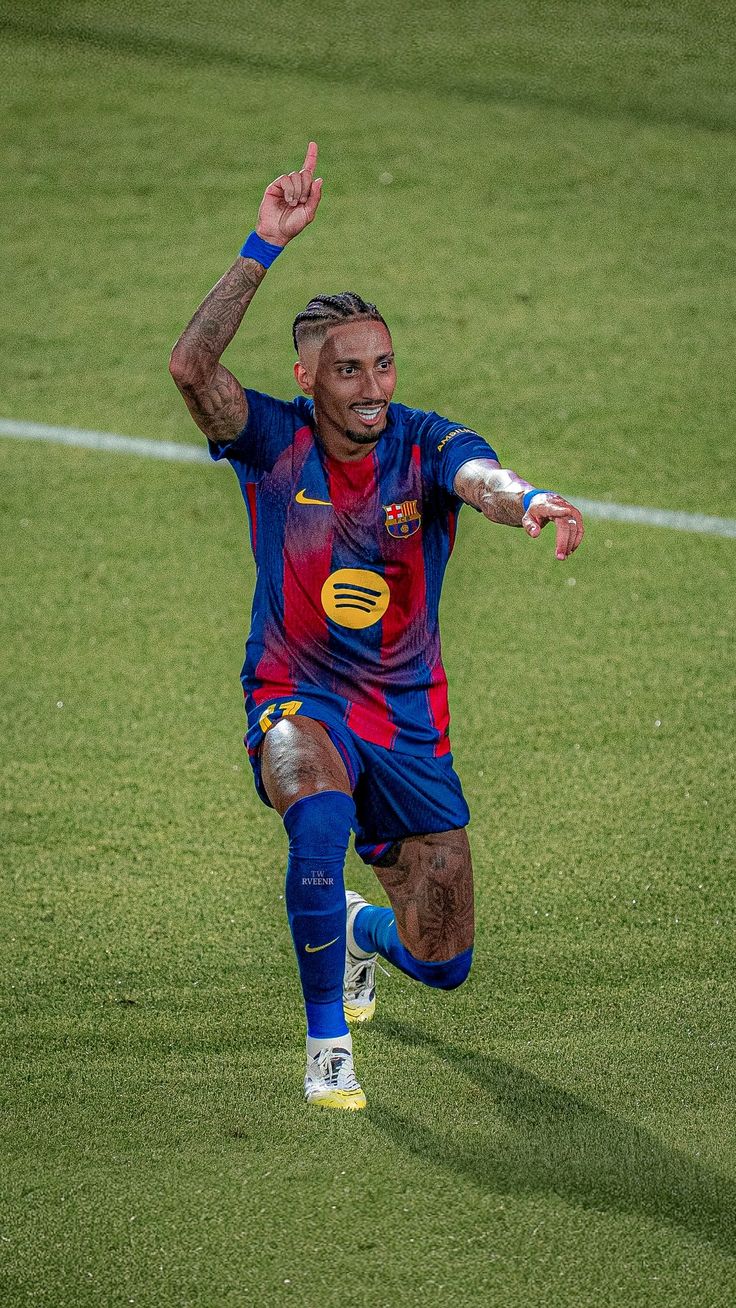 رافینیا نامزد بهترین مهاجم 2025