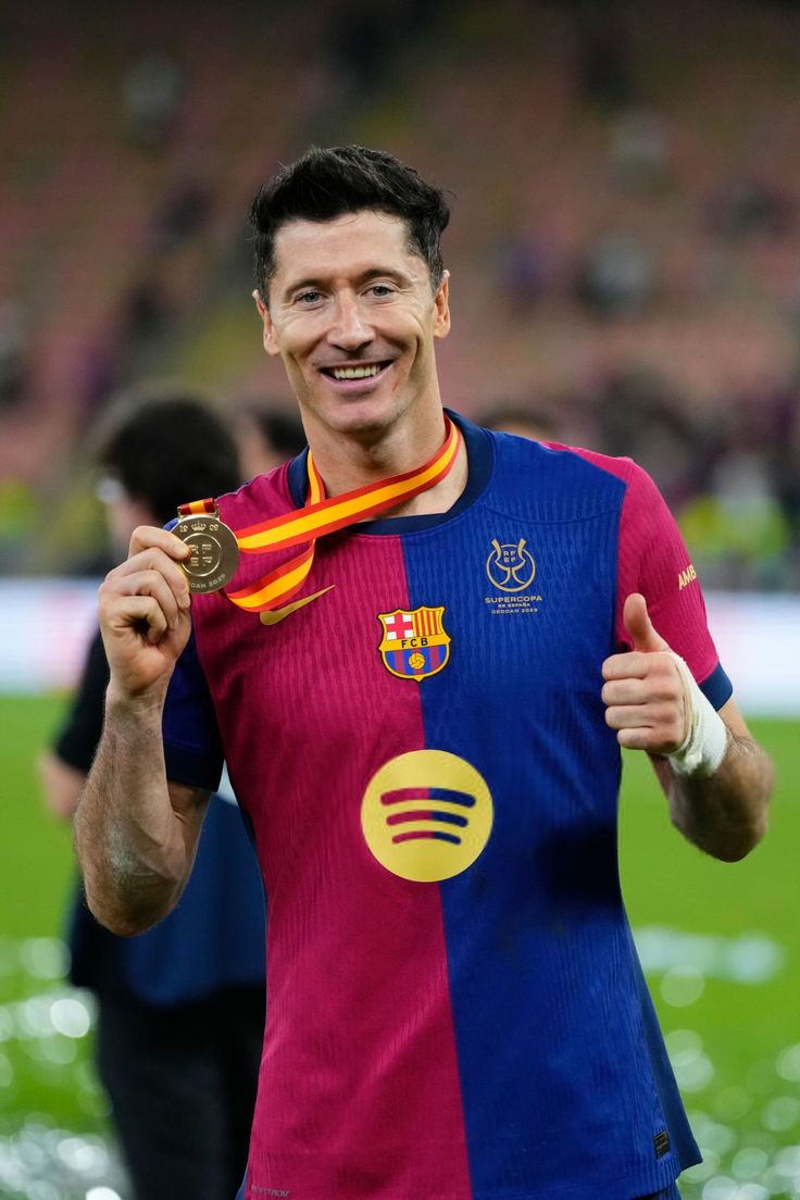 لواندوفسکی نامزد بهترین مهاجم 2025