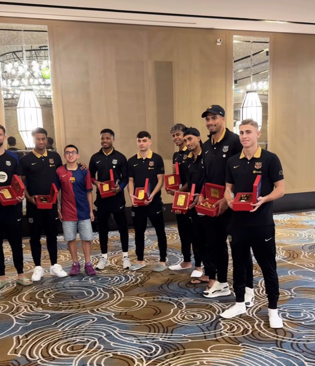 آیفون طلایی بازیکنان بارسلونا خبرساز شد