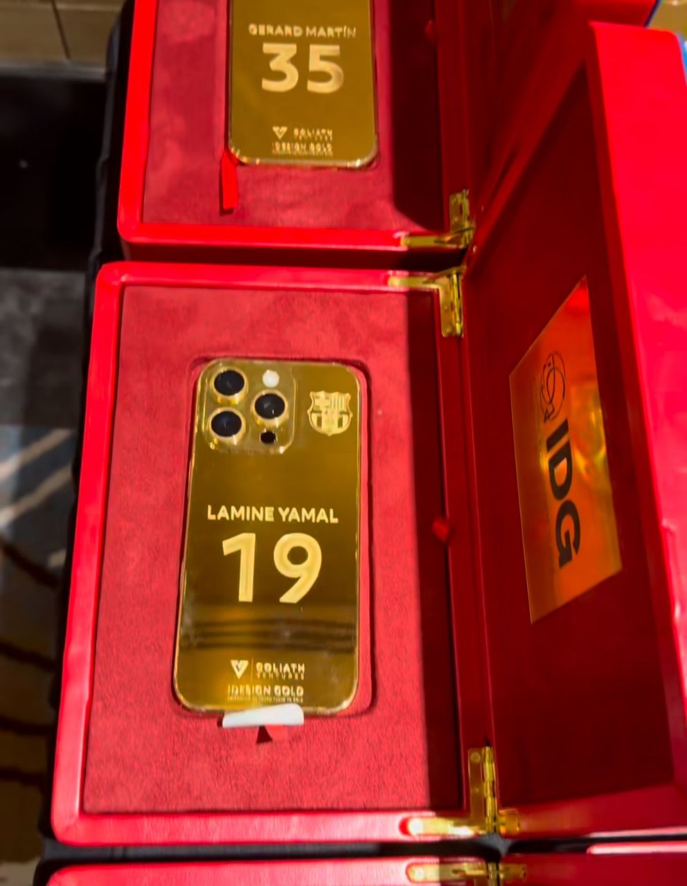 آیفون 17 طلایی در دستان ستارههای بارسا آیفون ۱۷ طلایی در دستان ستارههای بارسا